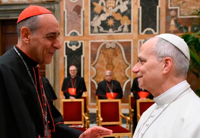 El cardenal Víctor Manuel Fernández, prefecto de Doctrina de la Fe, con el papa León XIV