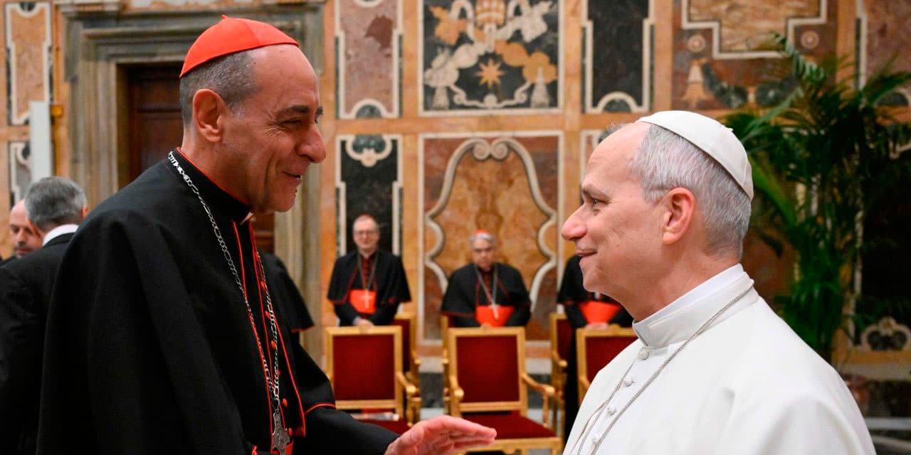 El cardenal Víctor Manuel Fernández, prefecto de Doctrina de la Fe, con el papa León XIV