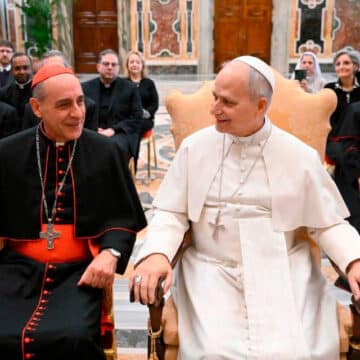 El cardenal Víctor Manuel Fernández, prefecto de Doctrina de la Fe, con el papa León XIV