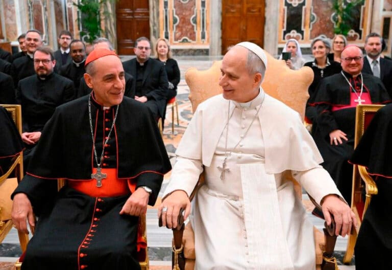 El cardenal Víctor Manuel Fernández, prefecto de Doctrina de la Fe, con el papa León XIV