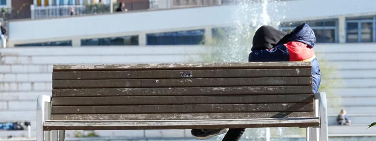 Una persona sin hogar en un parque de Barcelona