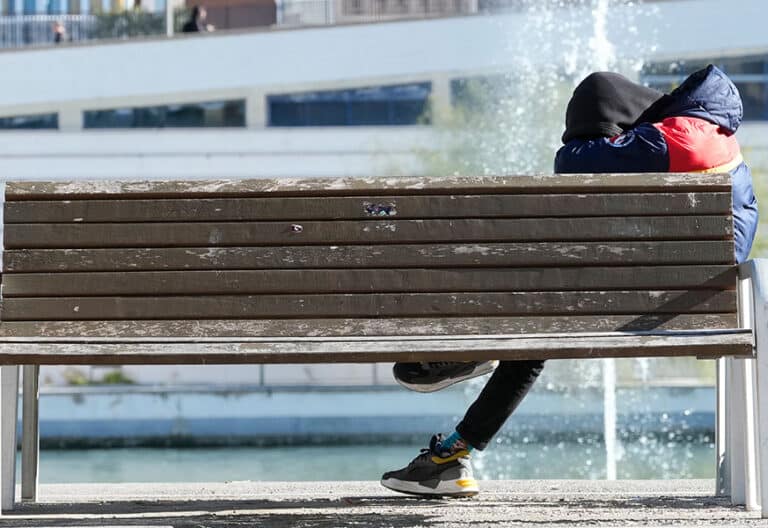 Una persona sin hogar en un parque de Barcelona