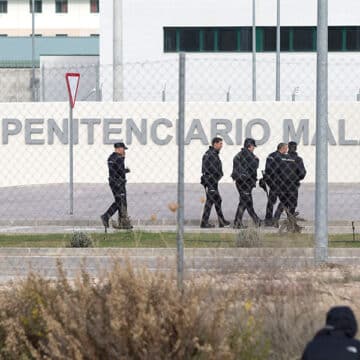 Un grupo de agentes de la Policía Nacional pasean por los alrededores del centro penitenciario