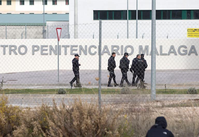 Un grupo de agentes de la Policía Nacional pasean por los alrededores del centro penitenciario