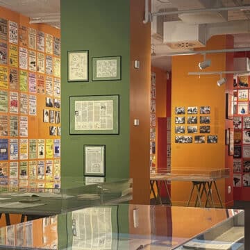 Muestra con las 815 portadas de ‘El Ciervo’ expuestas en la librería Blanquerna.