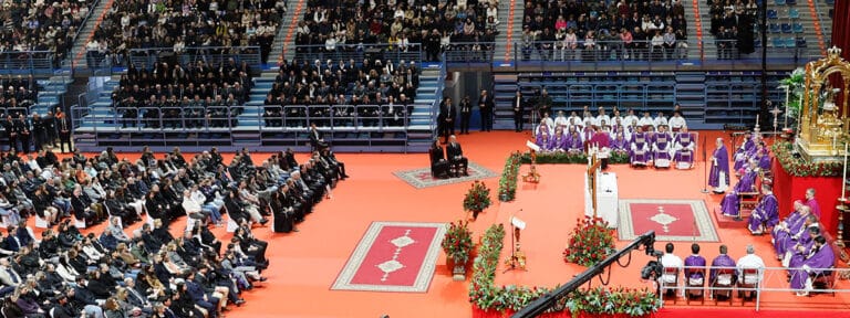 Un momento del funeral que se celebra en Huelva para acompañar a los familiares de las 45 víctimas mortales del accidente ferroviario de Adamuz.