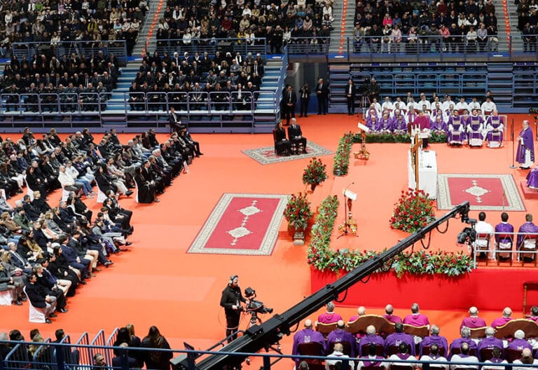 Un momento del funeral que se celebra en Huelva para acompañar a los familiares de las 45 víctimas mortales del accidente ferroviario de Adamuz.