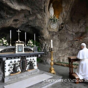 León XIV en la gruta de Lourdes en los Jardines Vaticanos