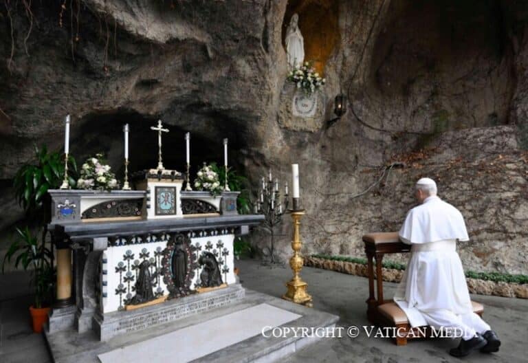 León XIV en la gruta de Lourdes en los Jardines Vaticanos