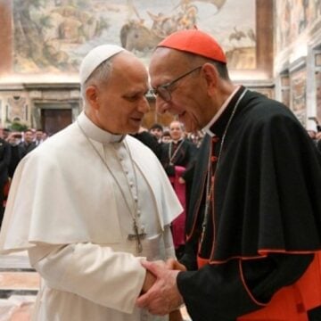 León XIV con el cardenal Omella