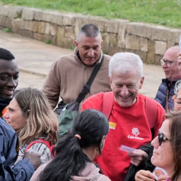 Manuel Bretón, teniente general cuyo retiro es la presidencia de Cáritas Española, en el Camino