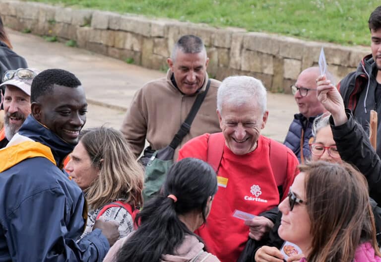Manuel Bretón, teniente general cuyo retiro es la presidencia de Cáritas Española, en el Camino