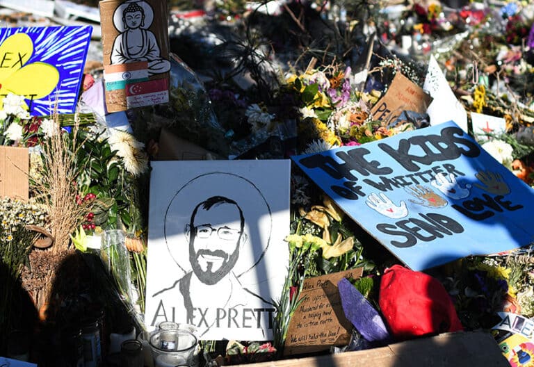 Plores, carteles y mensajes en un altar en honor al enfermero Alex Pretti, quien falleció por disparos de agentes federales Mineápolis (EE.UU.)