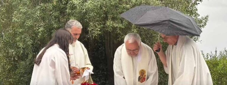 Los obispos de la Patagonia caminan y celebran entre las cenizas de los incendios