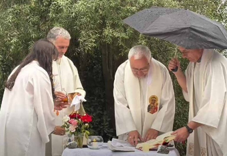 Los obispos de la Patagonia caminan y celebran entre las cenizas de los incendios