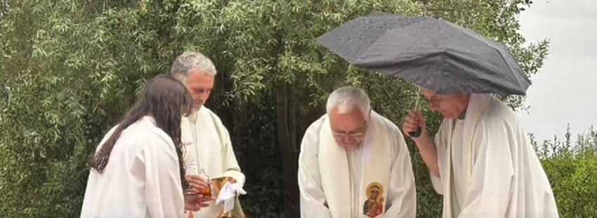 Los obispos de la Patagonia caminan y celebran entre las cenizas de los incendios