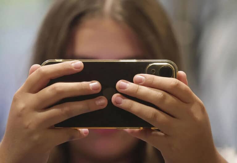 Menor utilizando un móvil