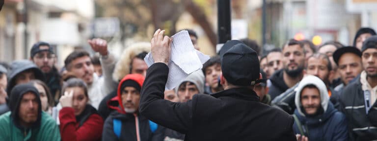 Ciudadanos argelinos hacen fila en las inmediaciones del consulado en Alicante para conseguir la documentación necesaria para su regularización