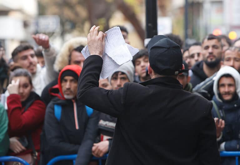 Ciudadanos argelinos hacen fila en las inmediaciones del consulado en Alicante para conseguir la documentación necesaria para su regularización