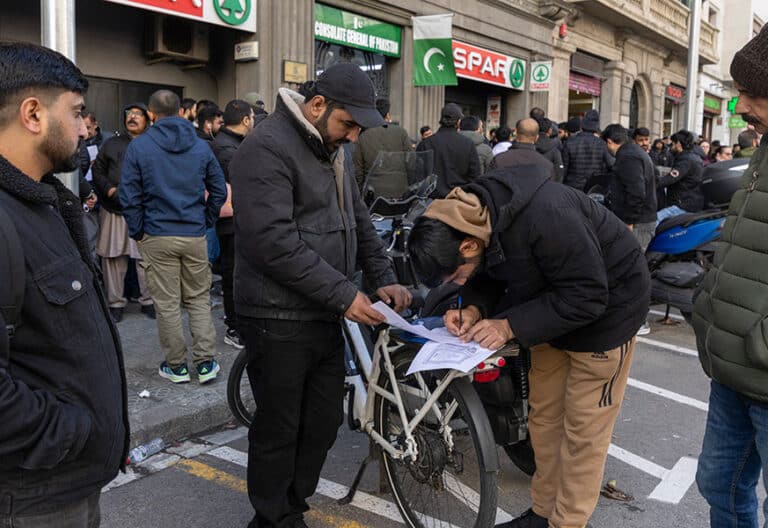 Largas colas en el consulado de Pakistán en Barcelona, a donde numerosas personas acuden para