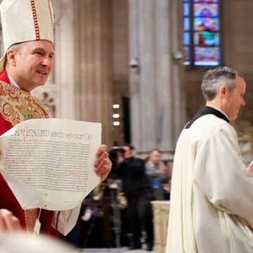 El nuevo arzobispo de Nueva York toma posesión reivindicando a Bad Bunny: “Nadie es ilegal a los