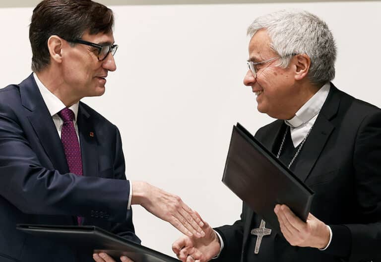 El presidente catalán, Salvador Illa, y el presidente de la Conferencia Episcopal de Tarragona y