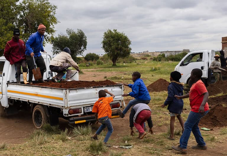 Johannesburgo, Sudáfrica. La zona ha sido inundada por cientos de personas que creen que existen yacimientos de oro en la tierra