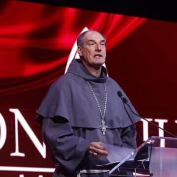 El cardenal Francisco Javier Bustillo, en la asamblea Convivium