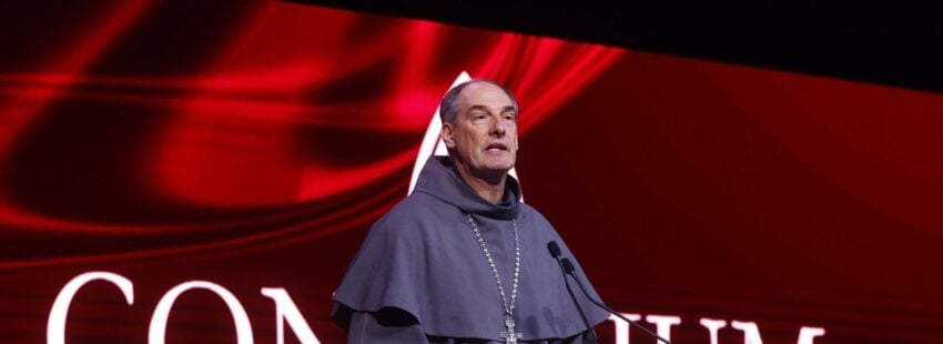 El cardenal Francisco Javier Bustillo, en la asamblea Convivium
