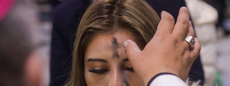 Una mujer recibe imposición de la ceniza durante la celebración del Miércoles de Ceniza, en La Paz (Bolivia).