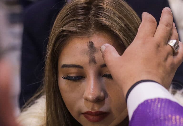 Una mujer recibe imposición de la ceniza durante la celebración del Miércoles de Ceniza, en La Paz (Bolivia).