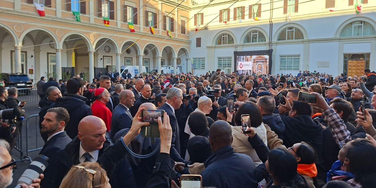 León XIV visita la parroquia del Sagrado Corazón de Jesús, confiada a los salesianos