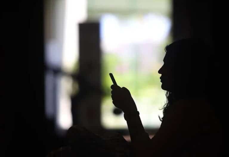 Mujer mirando el celular