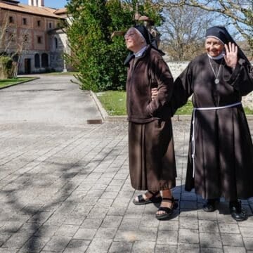 BURGOS, 12/03/2026.-Monjas Clarisas llegan al convento del Monasterio de Santa Clara de Belorado,