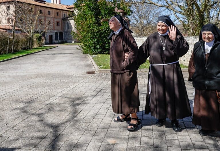 BURGOS, 12/03/2026.-Monjas Clarisas llegan al convento del Monasterio de Santa Clara de Belorado,