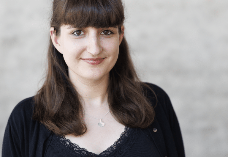 Anna Kassin, periodista