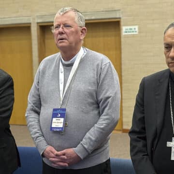 El cardenal Spengler, en el centro, con Lizardo Estrada a su izquierda