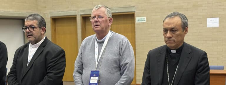 El cardenal Spengler, en el centro, con Lizardo Estrada a su izquierda