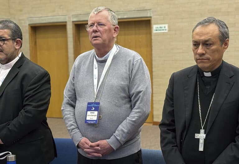 El cardenal Spengler, en el centro, con Lizardo Estrada a su izquierda