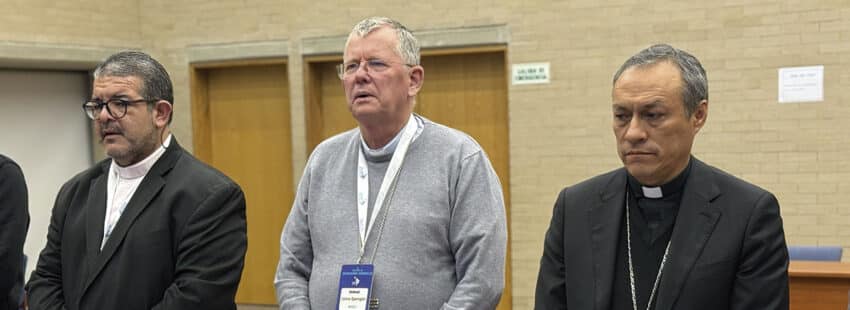 El cardenal Spengler, en el centro, con Lizardo Estrada a su izquierda