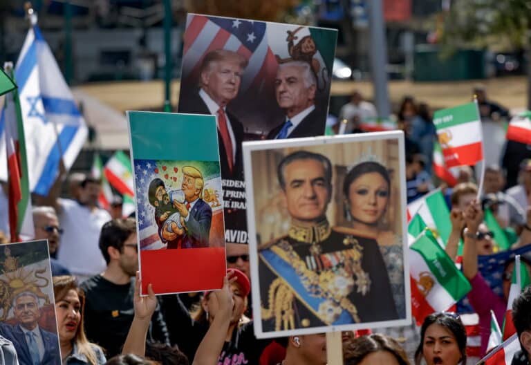 Exiliados iraníes en Atlanta celebran la muerte de Jamenei