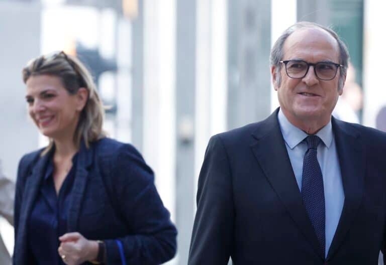 Ángel Gabilondo entrega en el Parlamento el informe sobre la actividad en 2025 del Defensor del