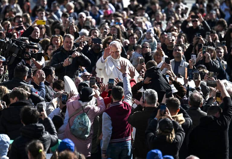 El Papa León XIV saluda con la mano a su llegada a la Audiencia General semanal en la Plaza de San