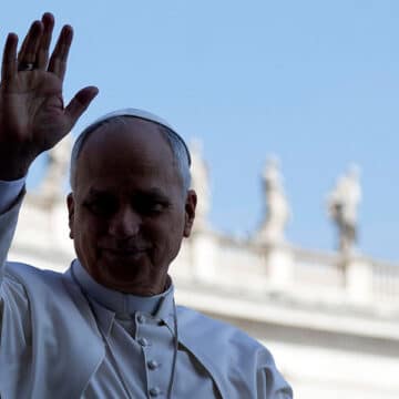 El Papa León XIV saluda con la mano a su llegada a la Audiencia General semanal en la Plaza de San