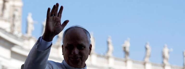 El Papa León XIV saluda con la mano a su llegada a la Audiencia General semanal en la Plaza de San