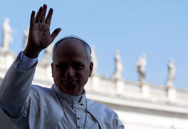 El Papa León XIV saluda con la mano a su llegada a la Audiencia General semanal en la Plaza de San