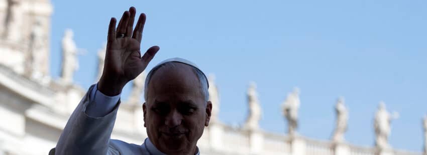 El Papa León XIV saluda con la mano a su llegada a la Audiencia General semanal en la Plaza de San