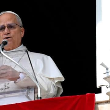 León XIV insta en el ángelus a “vivir un cristianismo de los ojos abiertos”