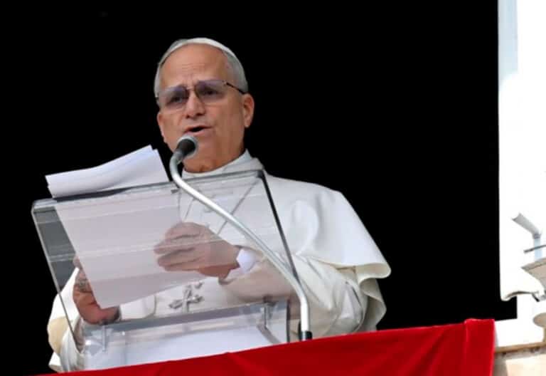 León XIV invita en el ángelus a salir “de los sepulcros del egoísmo, el materialismo y la