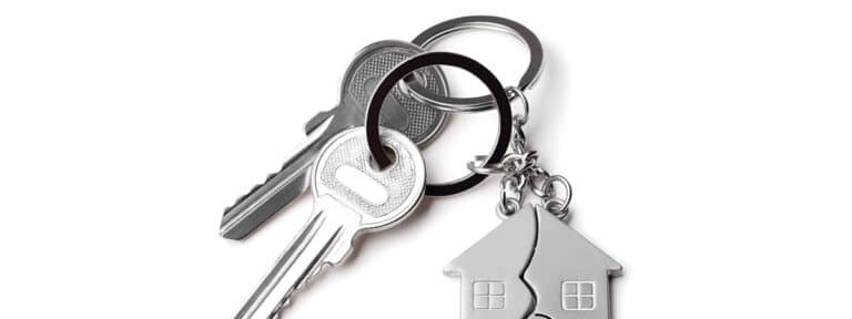 Llavero con llaves y una casa fragmentada